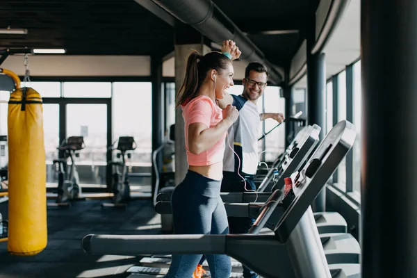 Hombre Mujer Forma Joven Corriendo Cinta Correr Gimnasio Moderno — Foto de Stock