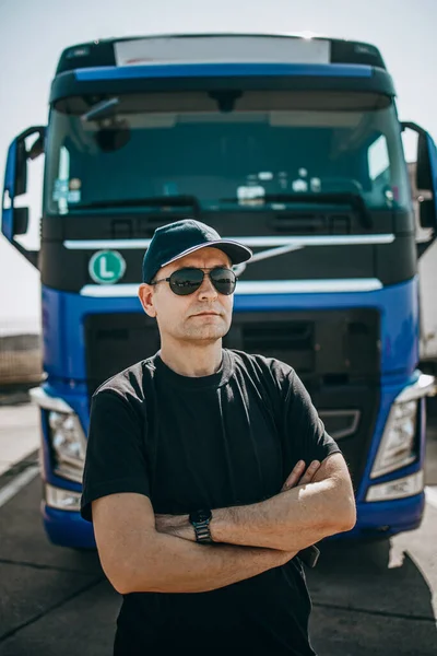 Επαγγελματίας Οδηγός Φορτηγού Καπέλο Και Γυαλιά Ηλίου Στέκεται Σιγουριά Μπροστά — Φωτογραφία Αρχείου