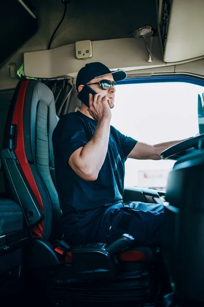 Chauffeur Camion Expérimenté Assis Dans Son Camion Attendant Nouvel Itinéraire — Photo