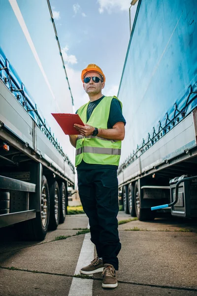 Professionele Mannelijke Industriële Vrachtwagenchauffeur Met Gele Beschermhelm Voert Technische Inspectie — Stockfoto