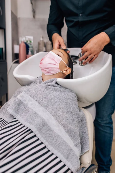 Młoda Dziewczyna Korzystających Leczenia Fryzury Podczas Gdy Profesjonalny Fryzjer Delikatnie — Zdjęcie stockowe