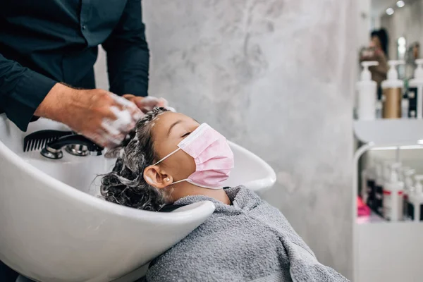 Menina Desfrutando Tratamento Penteado Enquanto Cabeleireiro Profissional Suavemente Trabalhando Cortando — Fotografia de Stock