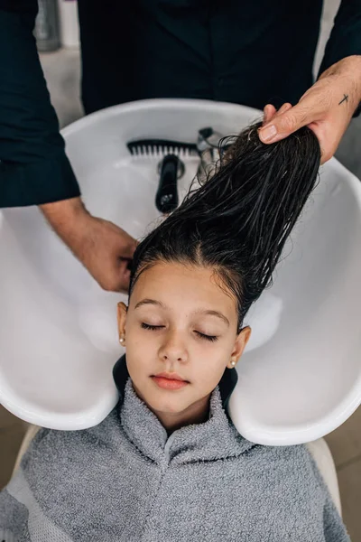 Chica Joven Disfrutando Tratamiento Peinado Mientras Que Peluquería Profesional Lavar — Foto de Stock