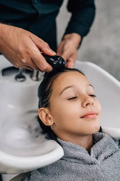 Chica Joven Disfrutando Tratamiento Peinado Mientras Que Peluquería Profesional Lavar — Foto de Stock