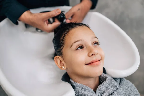 Chica Joven Disfrutando Tratamiento Peinado Mientras Que Peluquería Profesional Lavar — Foto de Stock