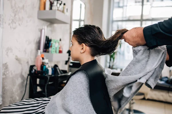 Menina Desfrutando Tratamento Penteado Enquanto Cabeleireiro Profissional Suavemente Trabalhando Cortando — Fotografia de Stock