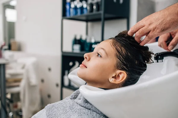 Chica Joven Disfrutando Tratamiento Peinado Mientras Que Peluquería Profesional Lavar — Foto de Stock