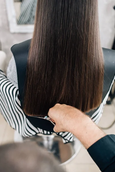 Menina Desfrutando Tratamento Penteado Enquanto Cabeleireiro Profissional Suavemente Trabalhando Cortando — Fotografia de Stock