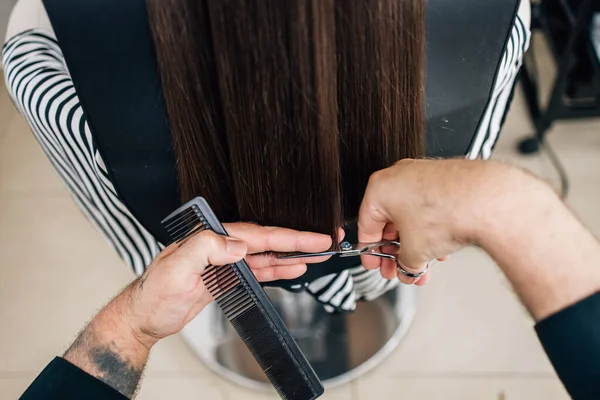 Chica Joven Disfrutando Tratamiento Peinado Mientras Peluquero Profesional Suavemente Trabajando —  Fotos de Stock