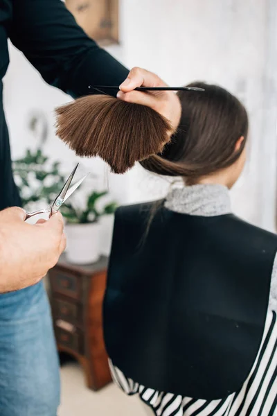 Chica Joven Disfrutando Tratamiento Peinado Mientras Peluquero Profesional Suavemente Trabajando — Foto de Stock