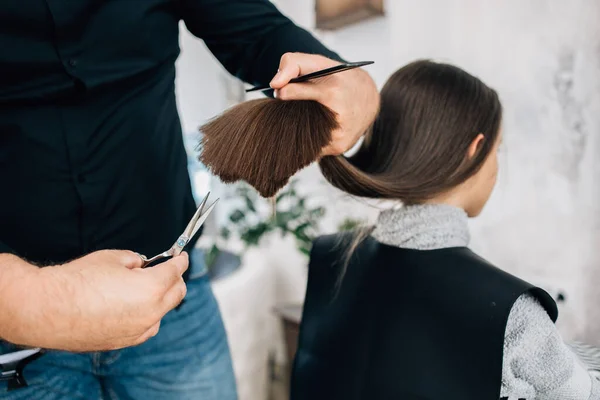 Menina Desfrutando Tratamento Penteado Enquanto Cabeleireiro Profissional Suavemente Trabalhando Cortando — Fotografia de Stock