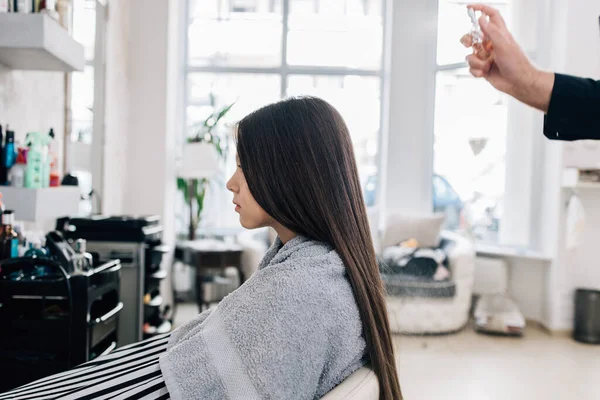 Menina Desfrutando Tratamento Penteado Enquanto Cabeleireiro Profissional Suavemente Trabalhando Cortando — Fotografia de Stock