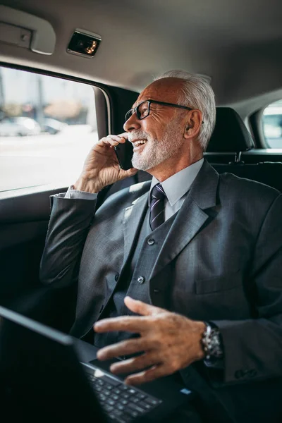 Добре Виглядає Старший Бізнесмен Сидить Задньому Сидінні Розкішному Автомобілі Він — стокове фото