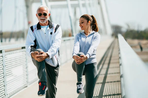 Fit Senior Mężczyzna Dobrej Formie Jogging Ćwiczenia Wraz Jego Młoda — Zdjęcie stockowe