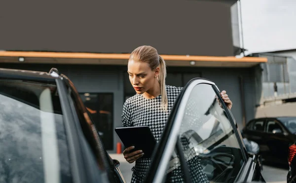 Beautiful Young Woman Working Used Car Seller She Using Digital — Stock Photo, Image