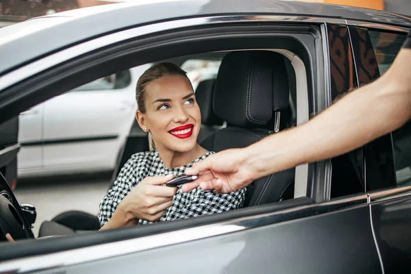 Ικανοποιημένη Και Χαμογελαστή Γυναίκα Αγοραστής Κάθεται Στο Νέο Της Αυτοκίνητο — Φωτογραφία Αρχείου