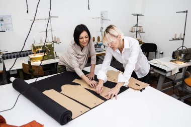 Moda stüdyosunda çalışan iki profesyonel tasarımcı. Yaratıcı insanlar konsepti.