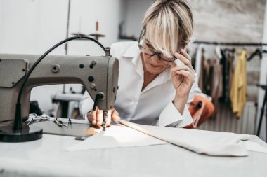 Moda stüdyosunda çalışan profesyonel tasarımcı. Yaratıcı insanlar konsepti.