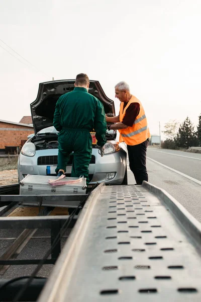 Δύο Βοηθοί Οδοποιίας Στην Υπηρεσία Ρυμούλκησης Προσπαθούν Ξεκινήσουν Κινητήρα Αυτοκινήτου — Φωτογραφία Αρχείου