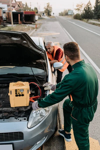 Dos Trabajadores Asistentes Carretera Servicio Remolque Tratando Arrancar Motor Del — Foto de Stock