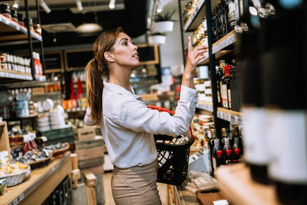 Schöne Junge Und Elegante Frau Kauft Ein Paar Gesunde Lebensmittel — Stockfoto