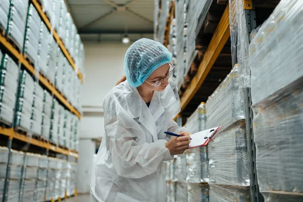 Kvinnlig Arbetare Skyddsarbetskläder Som Arbetar Medicinsk Utrustning Forskning Och Produktion — Stockfoto