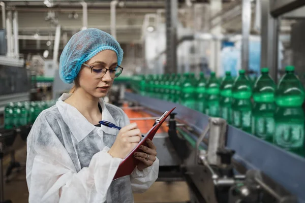 Lavoratrice Abiti Lavoro Protettivi Che Lavora Nella Fabbrica Ricerca Produzione — Foto Stock