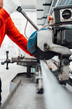 Genç erkek işçi modern PVC ve alüminyum kapı ve pencere üretim fabrikalarında ürünleri birleştiriyor. 