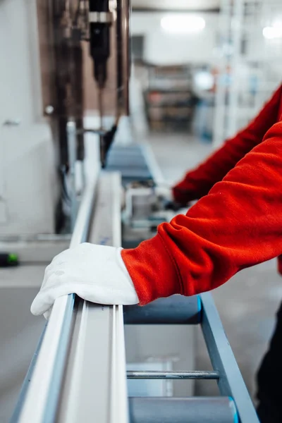 Jeune Ouvrier Assemblant Des Produits Dans Une Usine Production Moderne — Photo