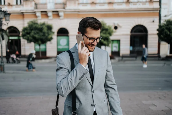 Närbild Affärsmannens Hand Med Smart Telefon Kommunikationsteknik — Stockfoto