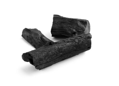 Beyaz arka planda siyah kömür