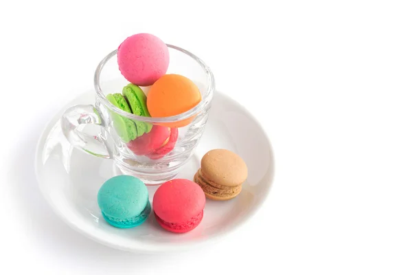 Macarrones franceses coloridos en copa de vidrio con fondo blanco, dulce y menú de postres —  Fotos de Stock