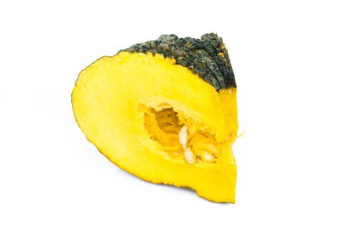 beyaz arkaplanda kabak dilimi