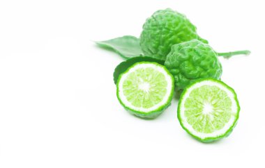 Closeup bergamot dilim beyaz arka planda, seçici odak