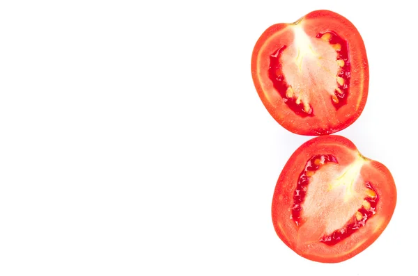 Крупный план свежие красные помидоры на белом фоне, питание и овощная концепция — стоковое фото