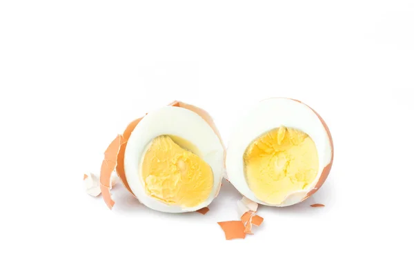 Nahaufnahme geschältes gekochtes Ei und halbes Ei auf weißem Hintergrund, Menükonzept — Stockfoto