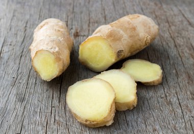 Eski ahşap zemin, yemek pişirmek için hammadde üzerine taze zencefil