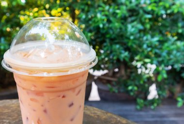 Closeup buz doğa arka plan ile Tay süt çay süt