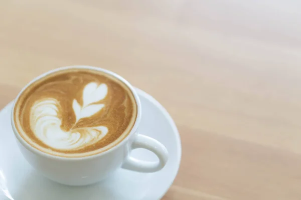 Filiżanka Tulipan Latte Sztuka Kawa Drewnianym Stole Tło — Zdjęcie stockowe