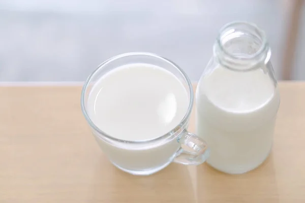 Primer Plano Vaso Botella Leche Sobre Fondo Mesa Madera Para — Foto de Stock