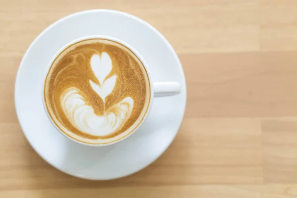 Filiżanka Tulipan Latte Sztuka Kawa Drewnianym Stole Tło — Zdjęcie stockowe