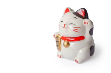 Maneki neko şanslı kedi beyaz zemin üzerinde zengin anlamına gelen metni göster, odak seçin
