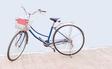 Kırmızı bisiklet nehir kenarına park edilmiş, doğa arka planında..