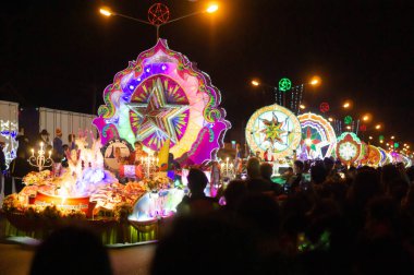 24 Aralık 2020 'de Tha Rae, Sakon Nakhon, Tayland' da Noel ve Yeni Yıl Yürüyüşü.