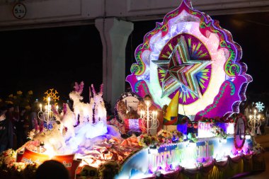 24 Aralık 2020 'de Tha Rae, Sakon Nakhon, Tayland' da Noel ve Yeni Yıl Yürüyüşü.