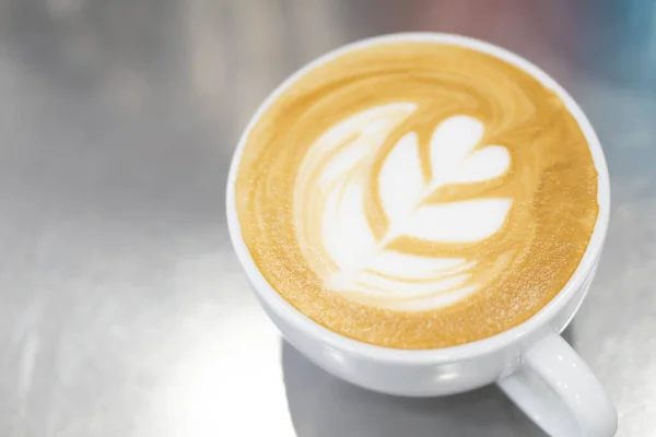 Filiżanka Tulipan Latte Sztuka Kawa Stole Tło — Zdjęcie stockowe