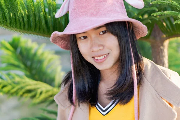Mujer Asiática Usando Sombrero Rosa Está Posando Con Felicidad Sobre —  Fotos de Stock