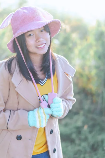 Pembe Şapkalı Asyalı Kadın Yeşil Arka Planda Mutlulukla Poz Veriyor — Stok fotoğraf