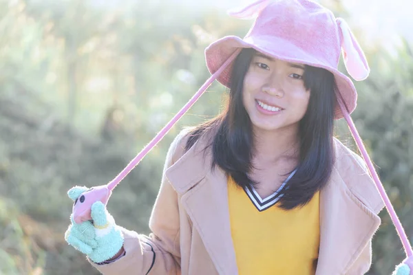 Pembe Şapkalı Asyalı Kadın Yeşil Arka Planda Mutlulukla Poz Veriyor — Stok fotoğraf