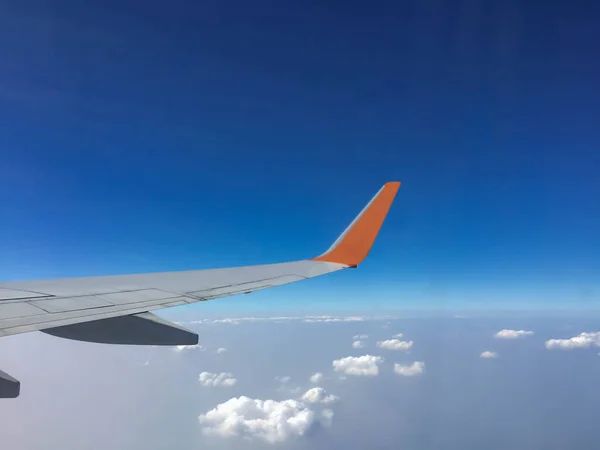 Passagiersvliegtuig Wolken Kaap Met Wit Vliegtuig Vliegt Lucht Overdag Bewolkt — Stockfoto